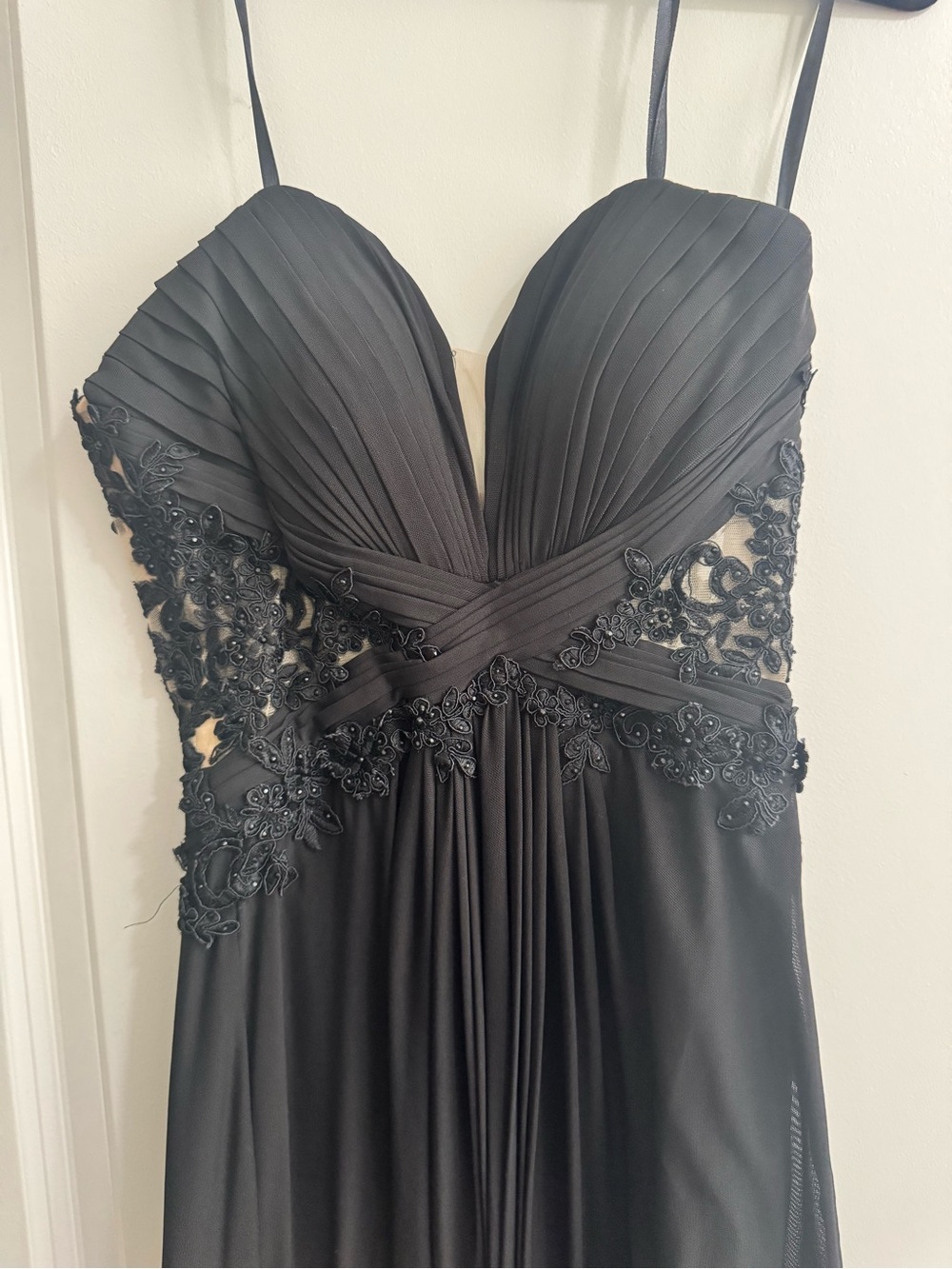Elegant Black Evening Dress with Lace Appliqué